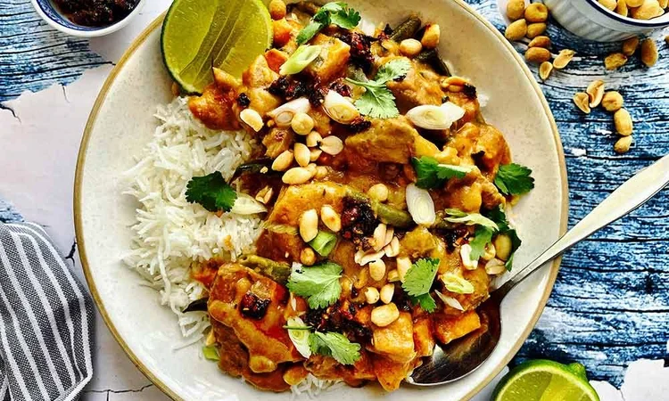 Tender curry pork with steam rice with cashew and raisins